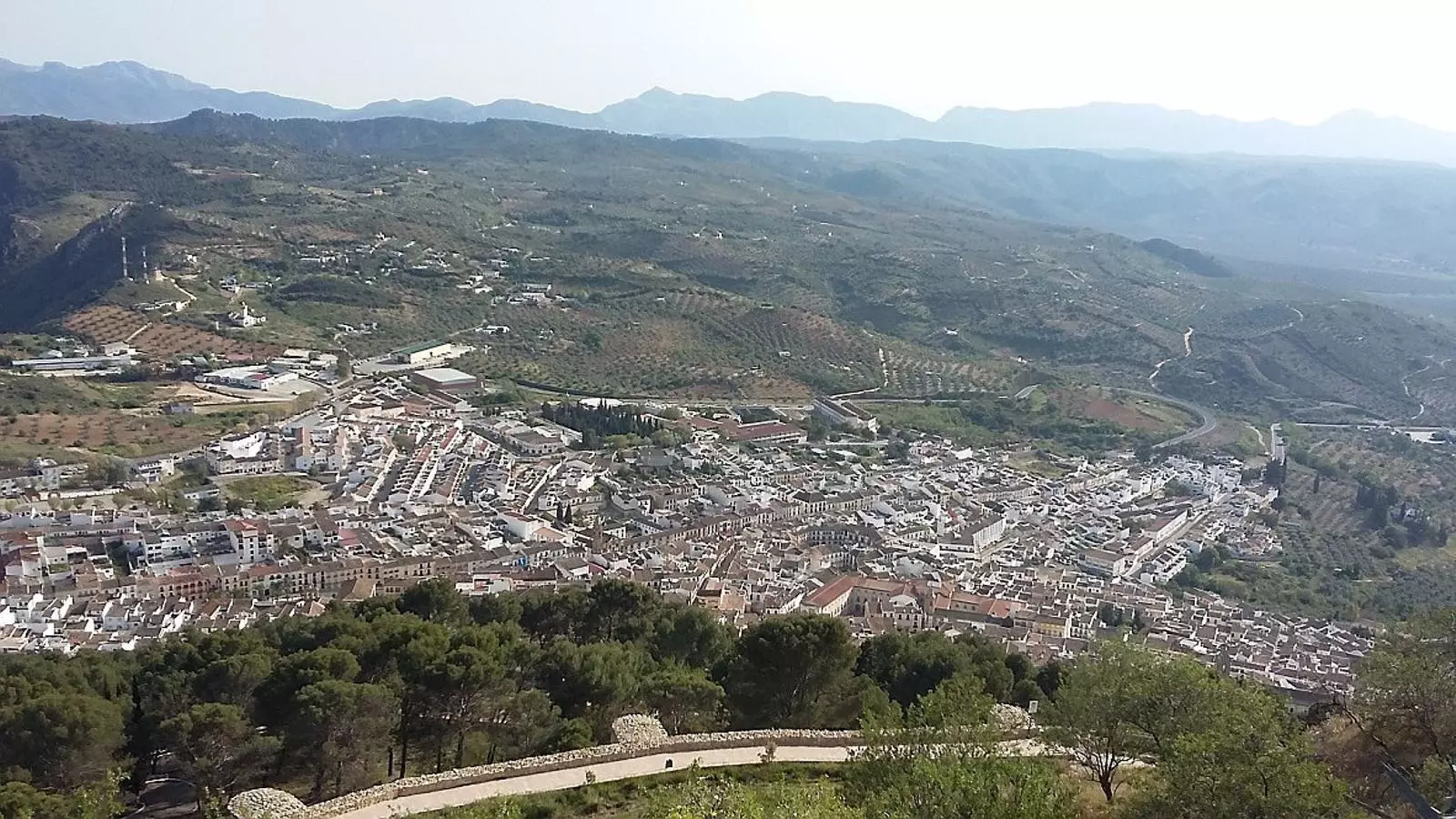 Archidona és una gran taca blanca vist des del turonet on hi ha la capella de la Mare de Déu de Gràcia, patrona del poble. A baix, la Lola Salazar a l’interior de la capella amb quatre dels cinc nets que l’han acompanyat en el viatge.