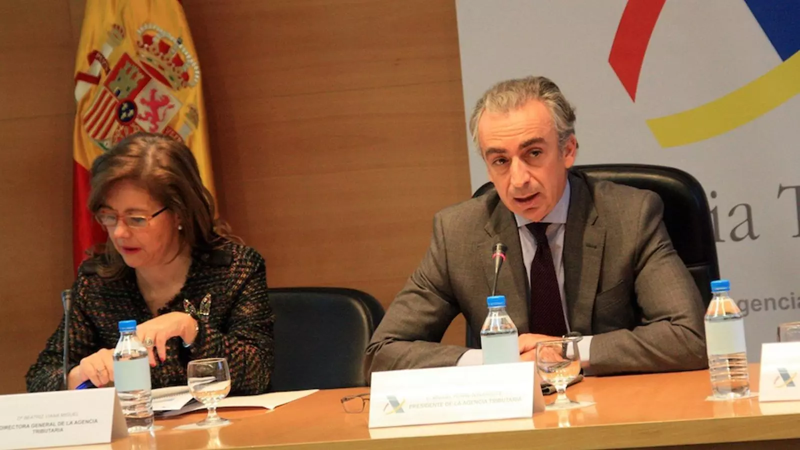 El secretari d'Estat d'Hisenda, Miguel Ferré, i la directora general de l'Agència Tributària, Beatriz Viana, en roda de premsa a Madrid / ACN