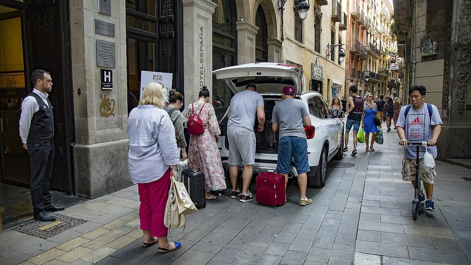 Un grup de turistes arribant a un hotel de Barcelona en una imatge d’arxiu.