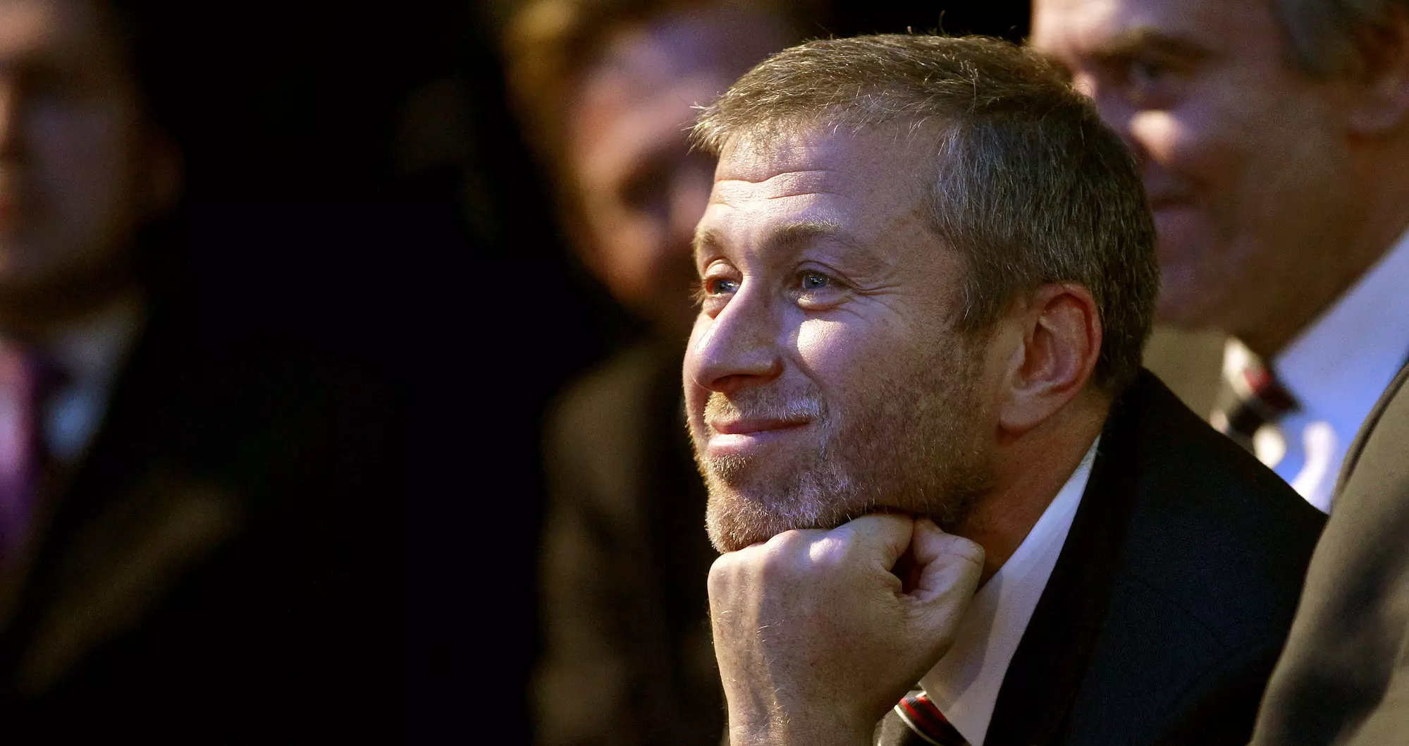 1. El president del Chelsea, Roman Abramòvitx, atent en una conferència del primer ministre rus, Vladímir Putin. 2. La península de Txukotka, d'on va ser governador Abramòvitx.