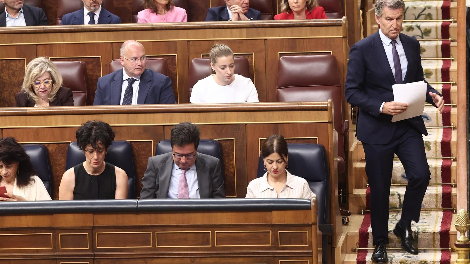 Alberto Núñez Feijóo descending to the speaker's podium of the Congress's hemicycle