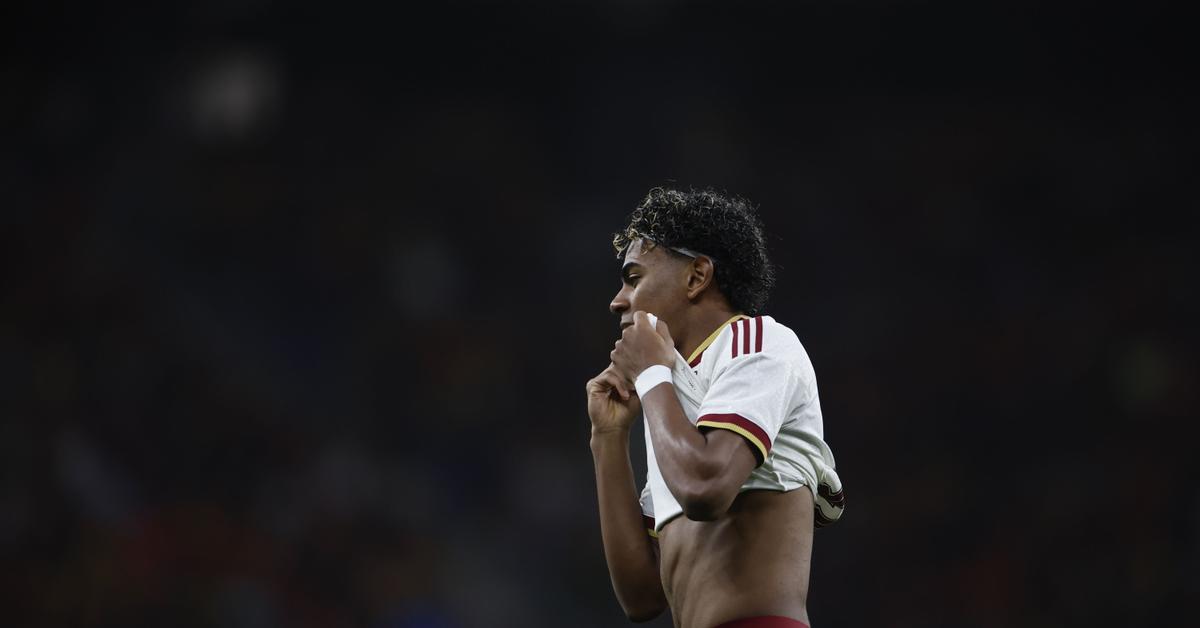 Els càntics islamòfobs marquen el retorn de la selecció espanyola a Catalunya

Joan Garcia ha estat rebut amb més aplaudiments que xiulets i una ovació per gran part de l'estadi (0-0)