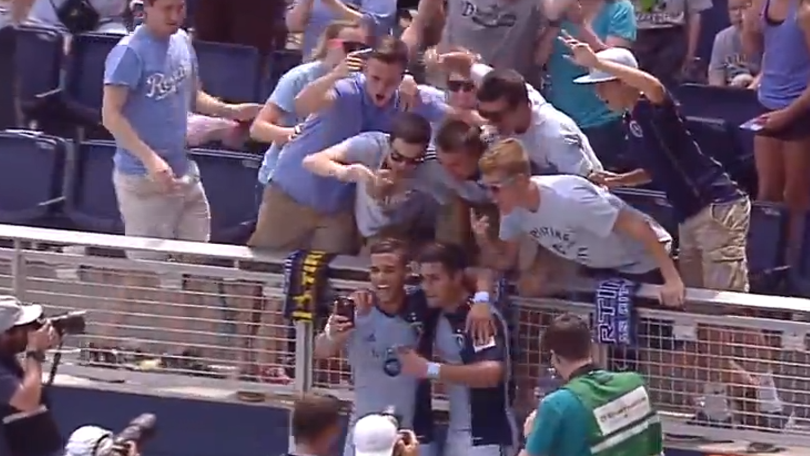 Un jugador de la lliga dels Estats Units es fa una 'selfie' per celebrar un gol i acaba amonestat