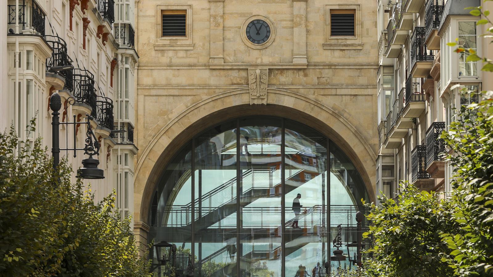 The new accesses inside the arch of the Banco Santander headquarters
