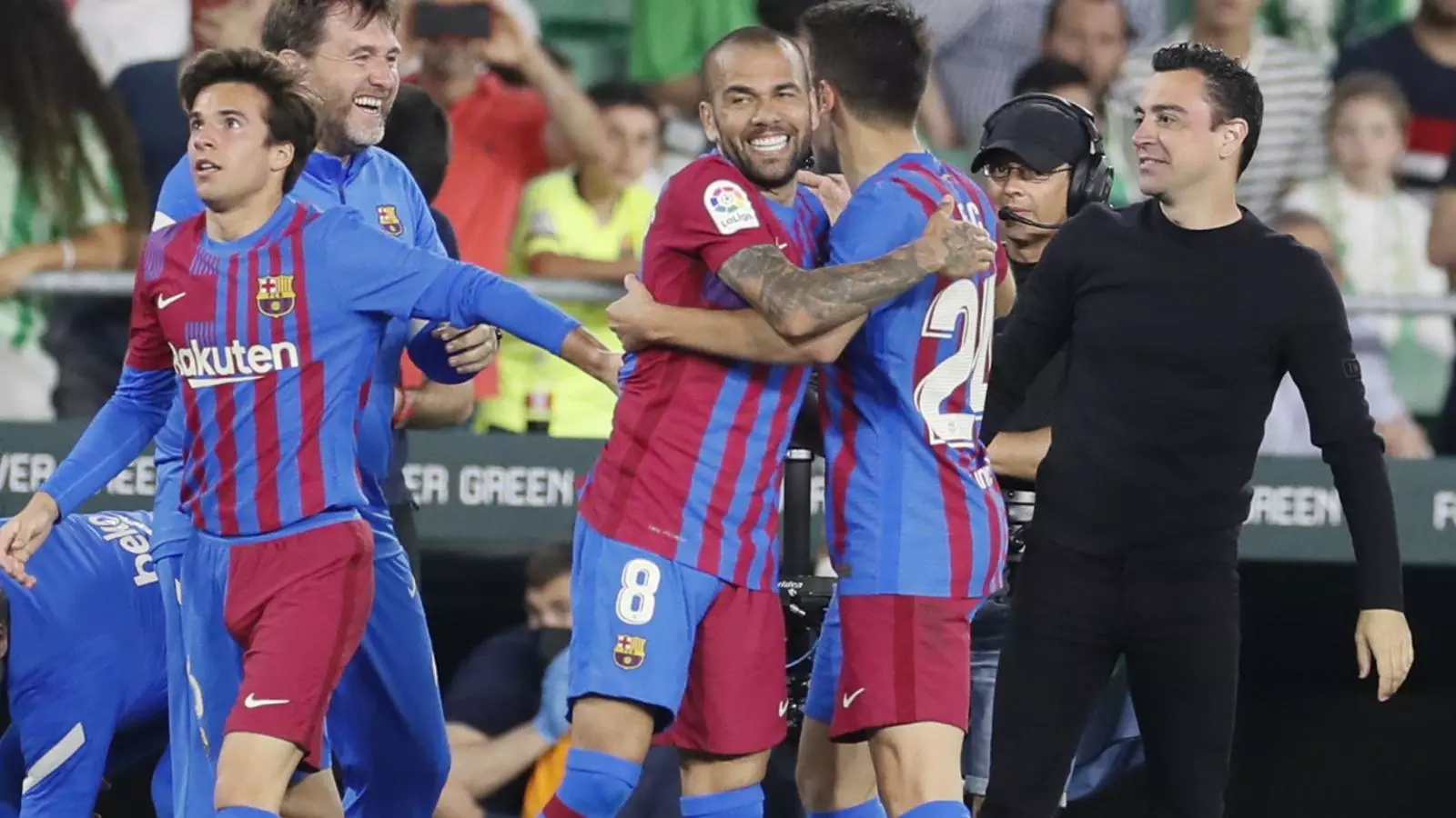Alegria de jugadors i tècnics del Barça després de guanyar al camp del Betis