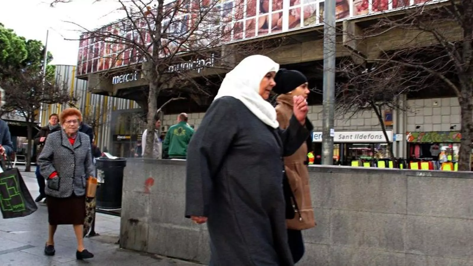 Dos mujeres musulmanas paseante por el barrio de Sant Ildefons, en Cornellà de Llobregat.