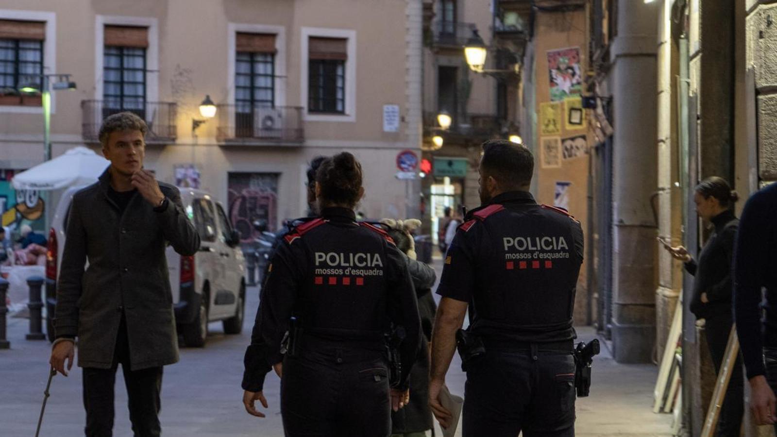 Two Mossos agents in Barcelona in an archive image.