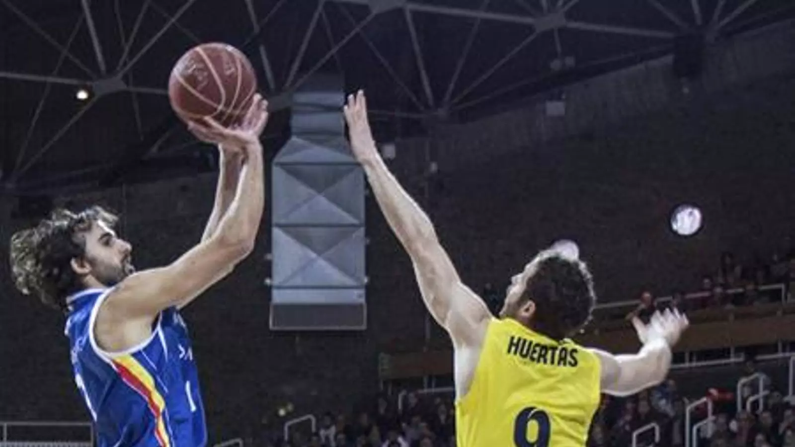 Marcelinho Huertas, defensant un atac de Víctor Sada