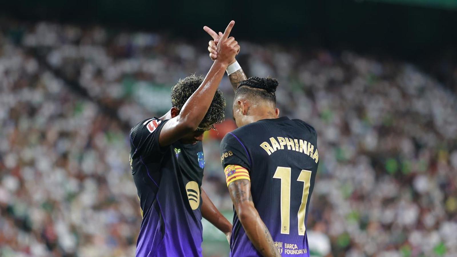 Los jugadores Raphinha y Lamine Yamal antes del partido de LaLiga de fútbol que Elche CF y FC Barcelona.