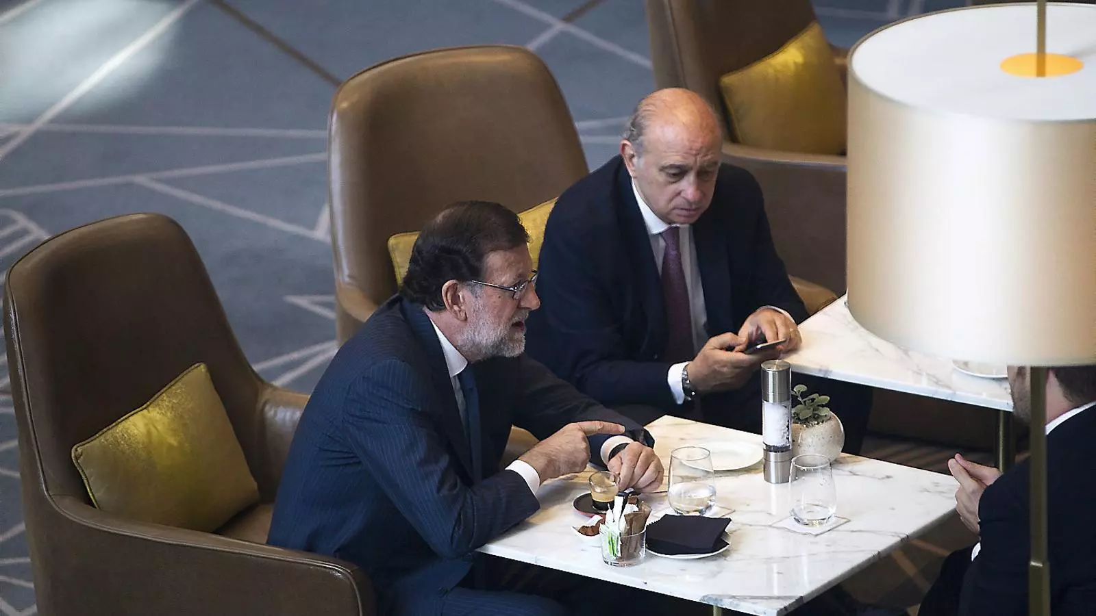 L’exministre de l’Interior Jorge Fernández Díaz amb l’expresident espanyol Mariano Rajoy, en una imatge d’arxiu.