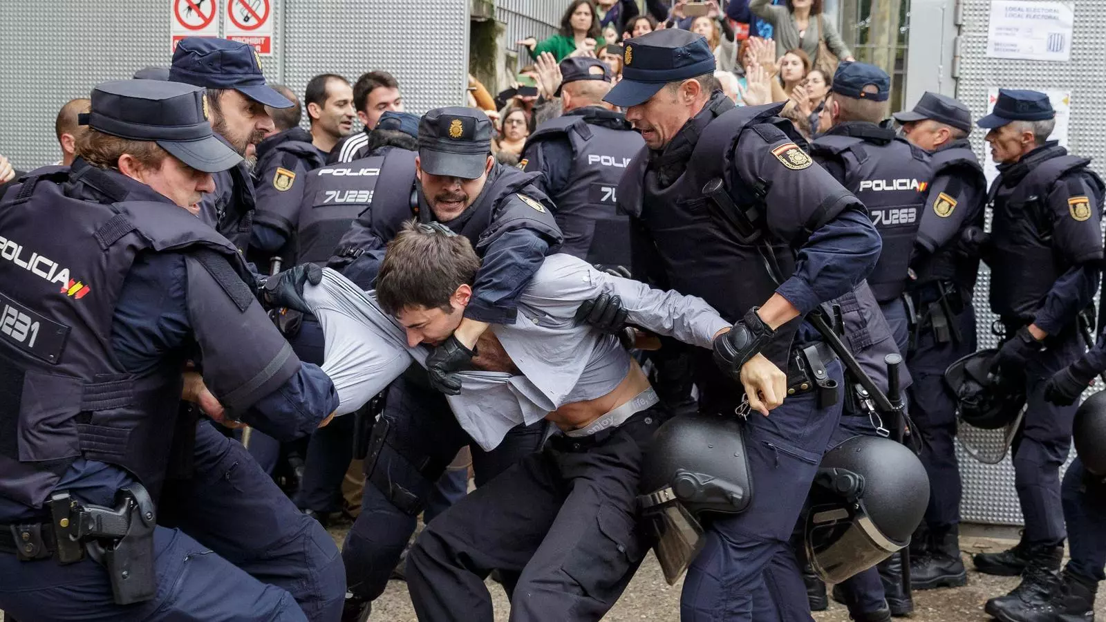 Agents de la Policia Nacional carregant l'1-O contra votants del col·legi Joan Bruguera de Girona