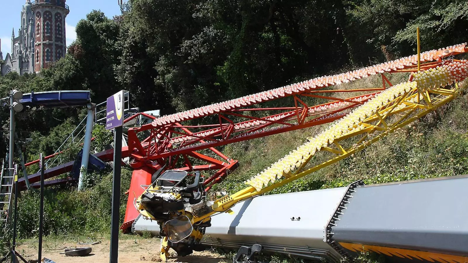 La cistella on anaven els quatre adolescents de l’atracció accidentada d’El Pèndol del Tibidabo.