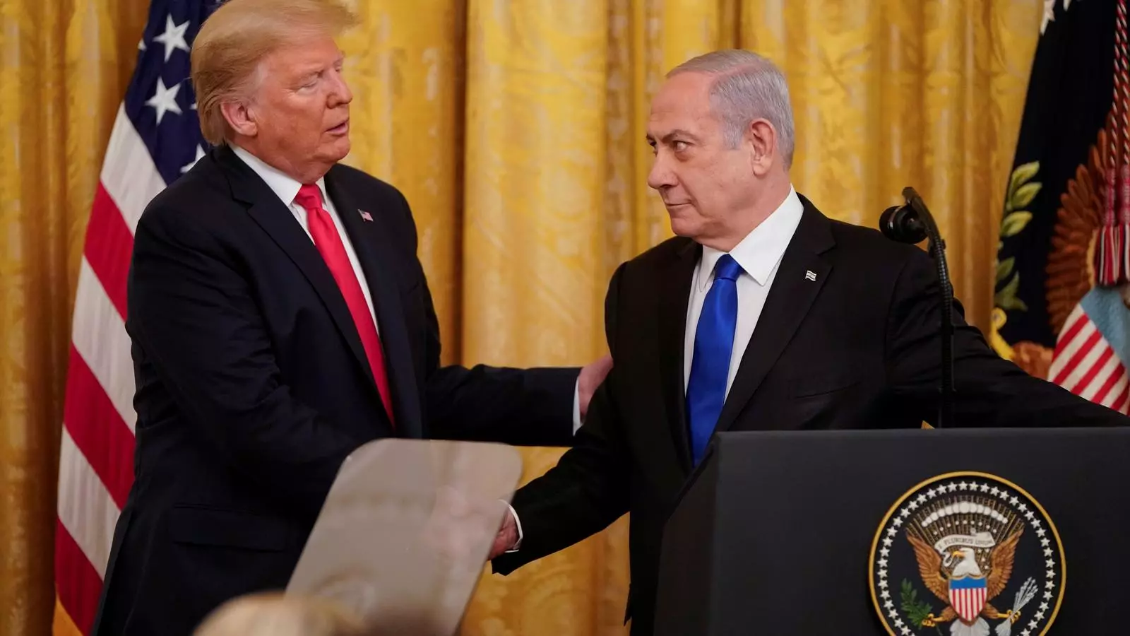 El president dels Estats Units, Donald Trump, dóna la mà al primer ministre israelià, Benjamin Netanyahu, durant una conferència de premsa conjunta