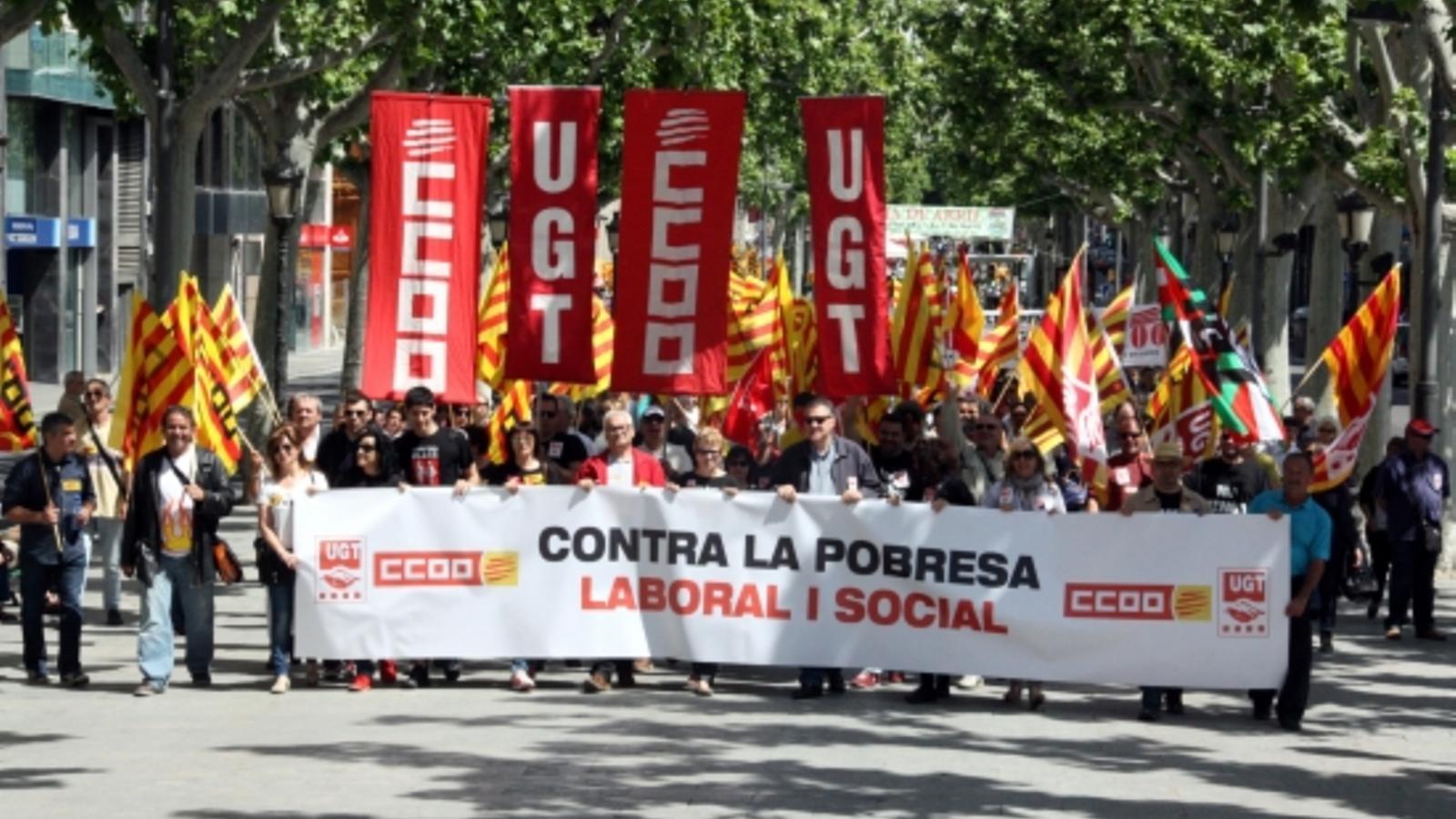 La capçalera de la manifestació del Primer de Maig a Lleida arribant a l'avinguda de Francesc Macià / ACN