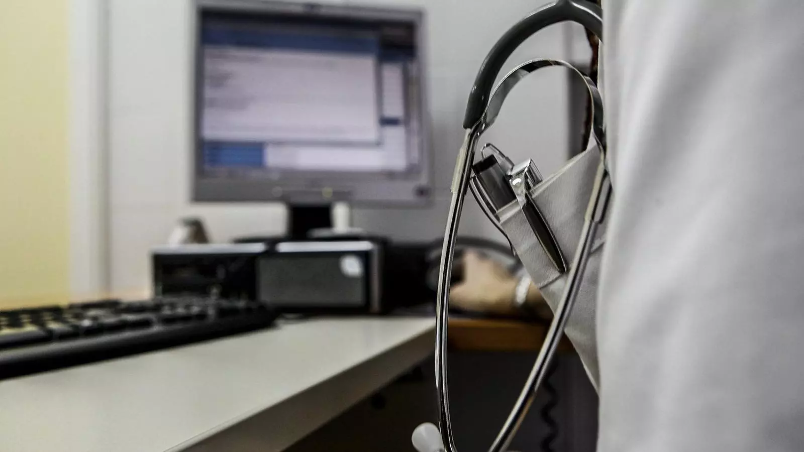 Aparten un metge per haver gravat en vídeo una pacient seminua simulant un estudi fals