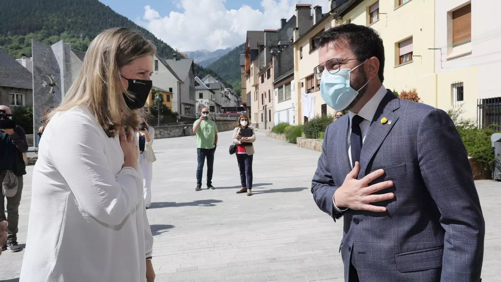 La síndica d'Aran, Maria Vergés, i el president de la Generalitat, Pere Aragonès.