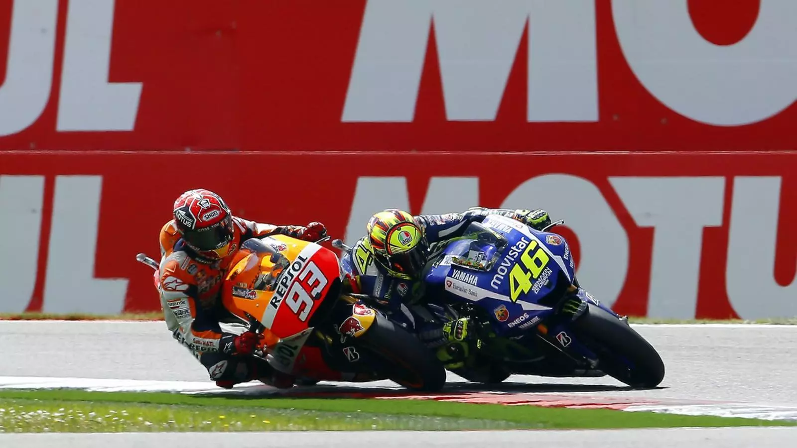 Rossi s’emporta el mà a mà amb Márquez