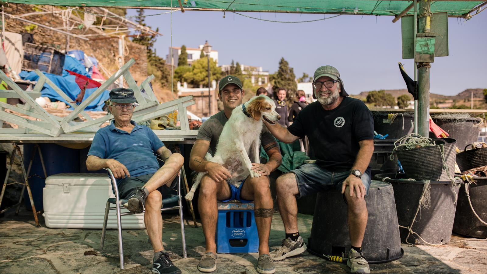 The young fisherman Samuel Mir, surrounded by two others who teach him the trade, the retired Benido Descamps, and his father-in-law, Isca Garcia