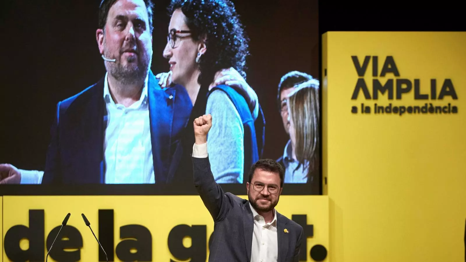 El candidat d'ERC, Pere Aragonès, en un míting amb una imatge de Junqueras i Rovira darrere.