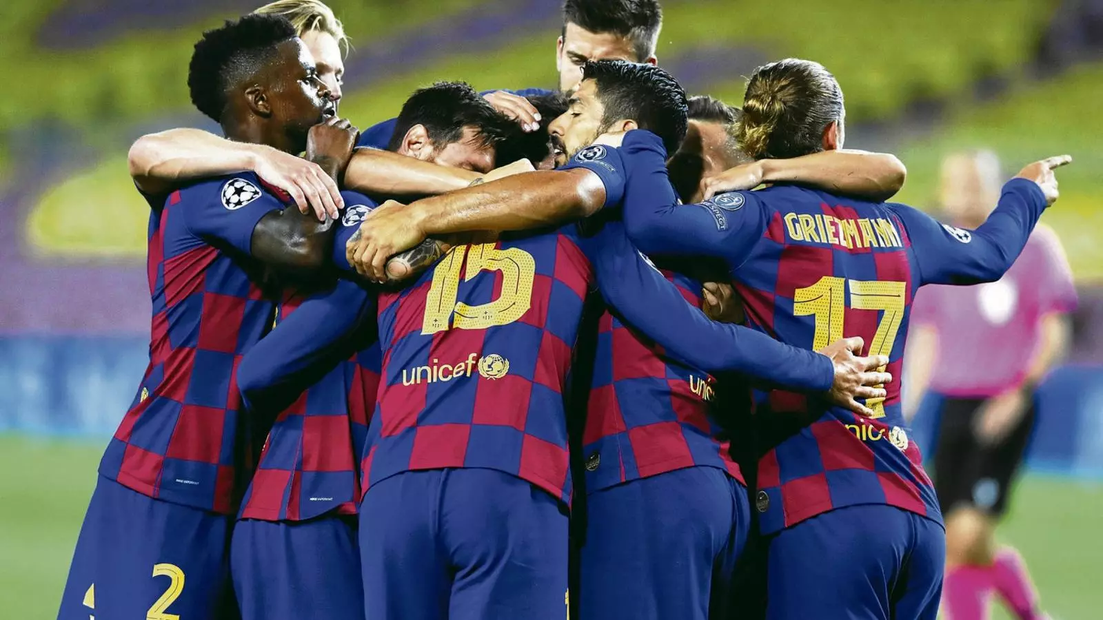 El Barça celebrant un dels tres gols que va marcar dissabte contra el Nàpols en un Camp Nou completament buit.