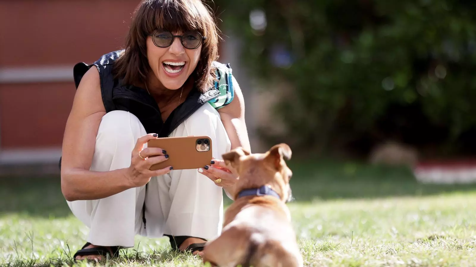 La cineasta Ana Lily Amirpour amb el seu gos Benny aquest dijous a Sitges.