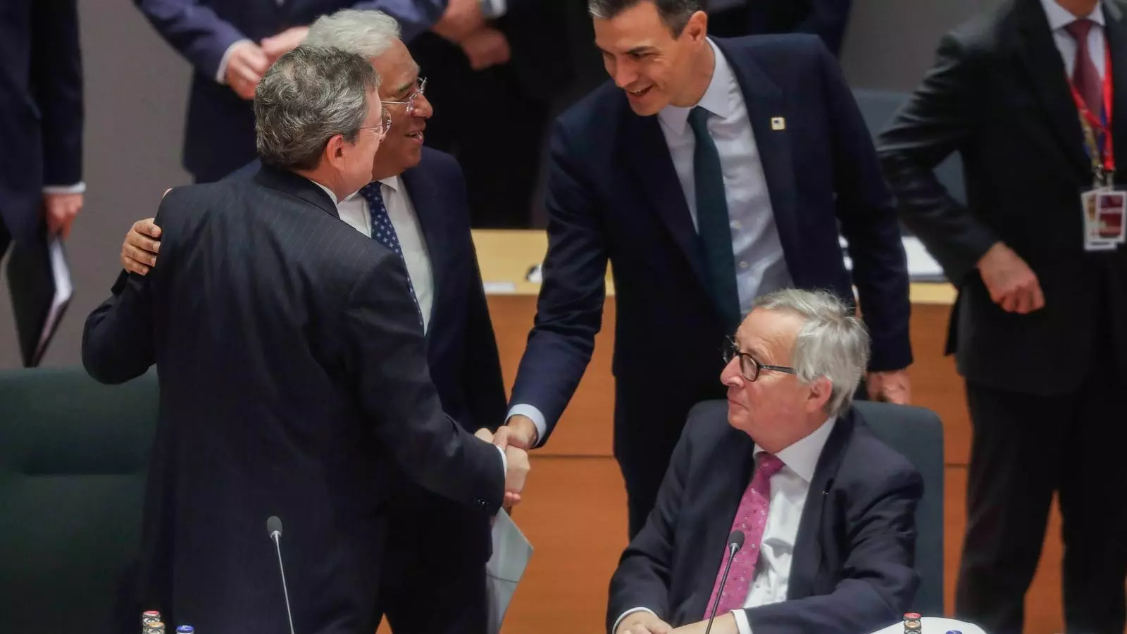 El president del govern espanyol, Pedro Sánchez, saluda el president del BCE, Mario Draghi, i el primer ministre de Portuga, Antonio Costa.