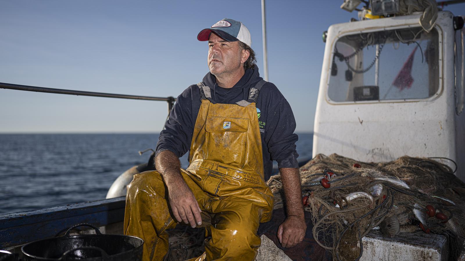 El pescador Oriol Serra, encima de su barca, la Fila, una de las dos que quedan en activo en el Puerto de Aiguadolç de Sitges
