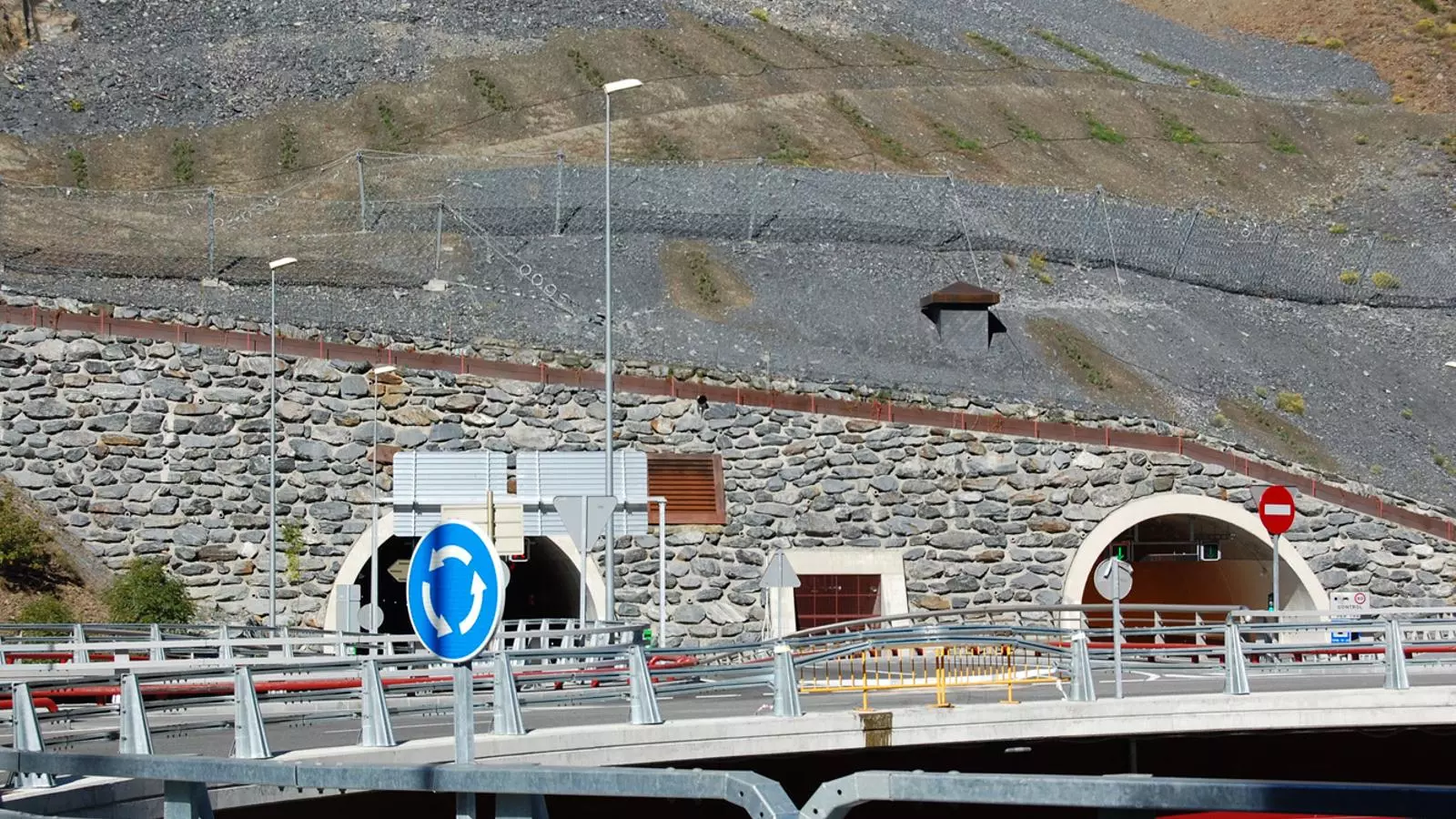 La barana on ha impactat el vehicle accidentat a la boca Est del túnel dels Dos Valires.