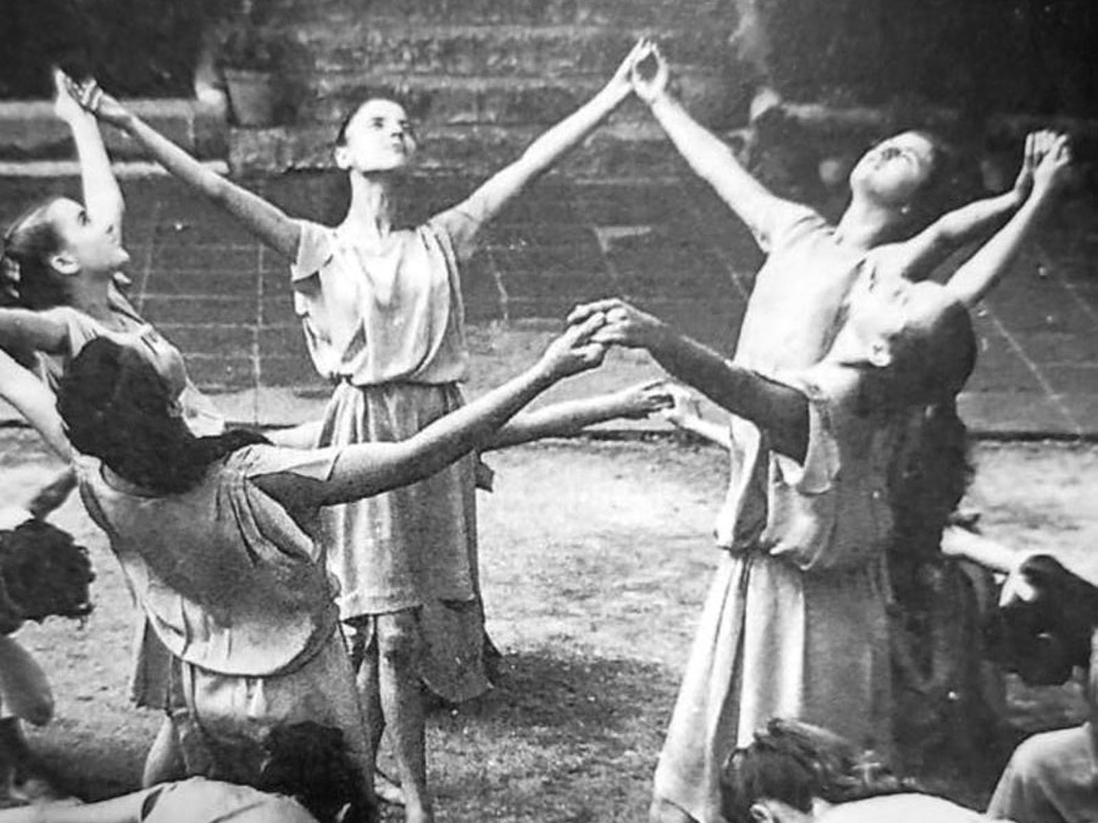 Alumnes de l'Escola del Bosc experimentant la música a partir del mètode d'Émile Jaques-Deleroze.