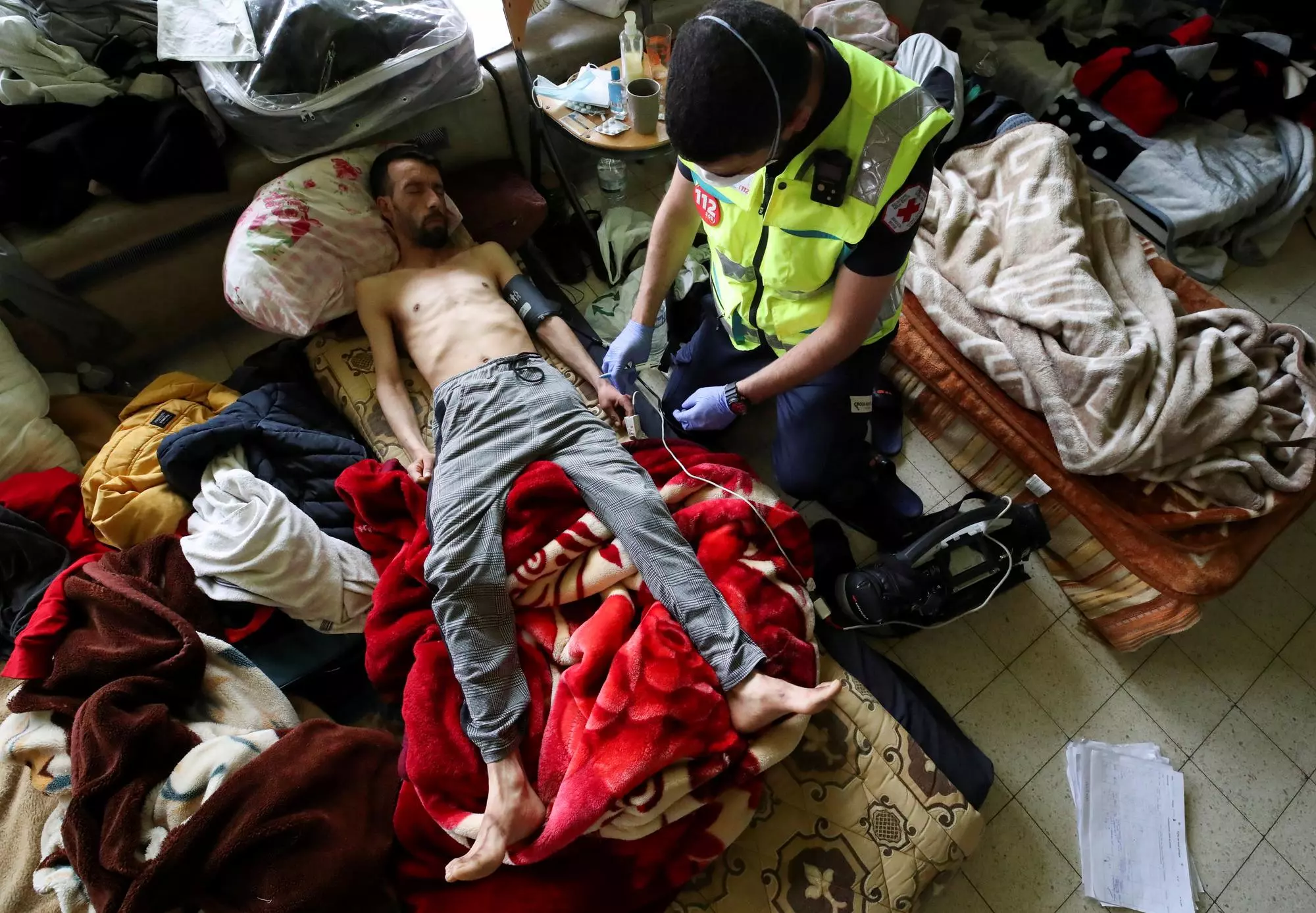 Youssef Bouzidi, sol·licitant d'asil marroquí, és examinat per un sanitari al campus de la Universitat Lliure de Brussel·les (ULB), on fa vaga de fam