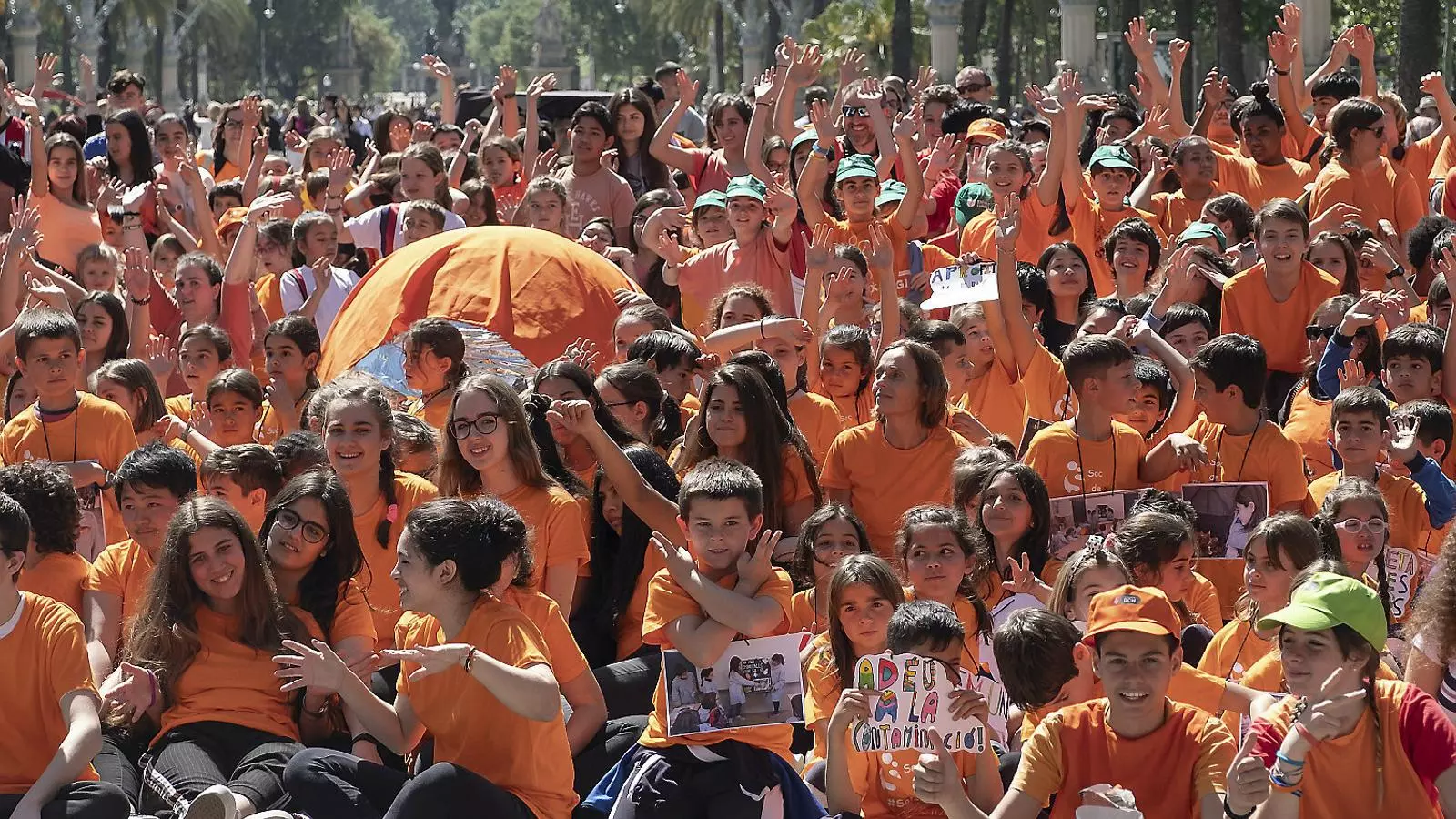 Un grup de joves en una mobilització del col·lectiu estudiantil Fridays for Future a Barcelona al mes de març.