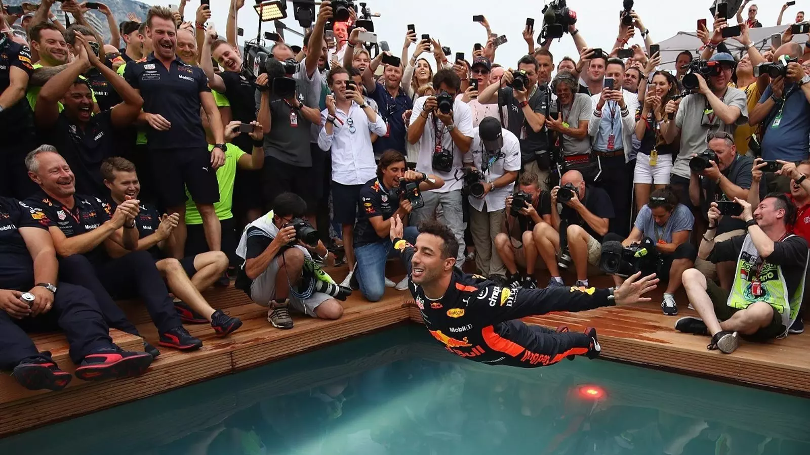 Ricciardo celebra el triomf a Mònaco llançant-se a la piscina