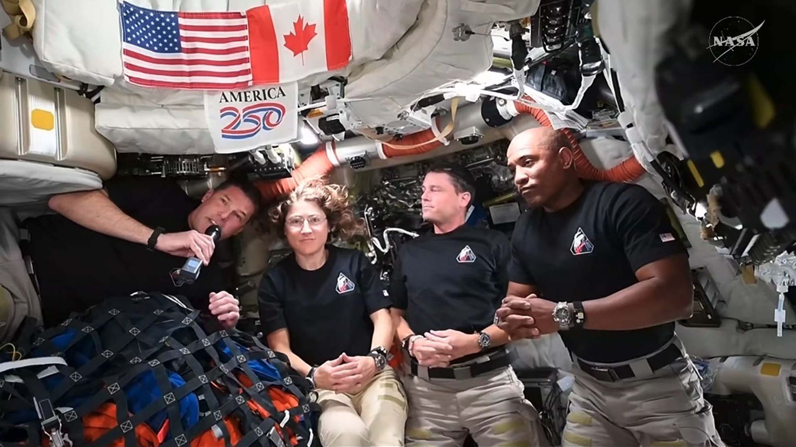 Captura de vídeo tomada de la cuenta oficial de la NASA que muestra a los astronautas; Reid Wiseman, Christina Koch, Jeremy Hansen y Victor Glover saludando durante una conversación en directo desde la nave Orión de la misión Artemis II