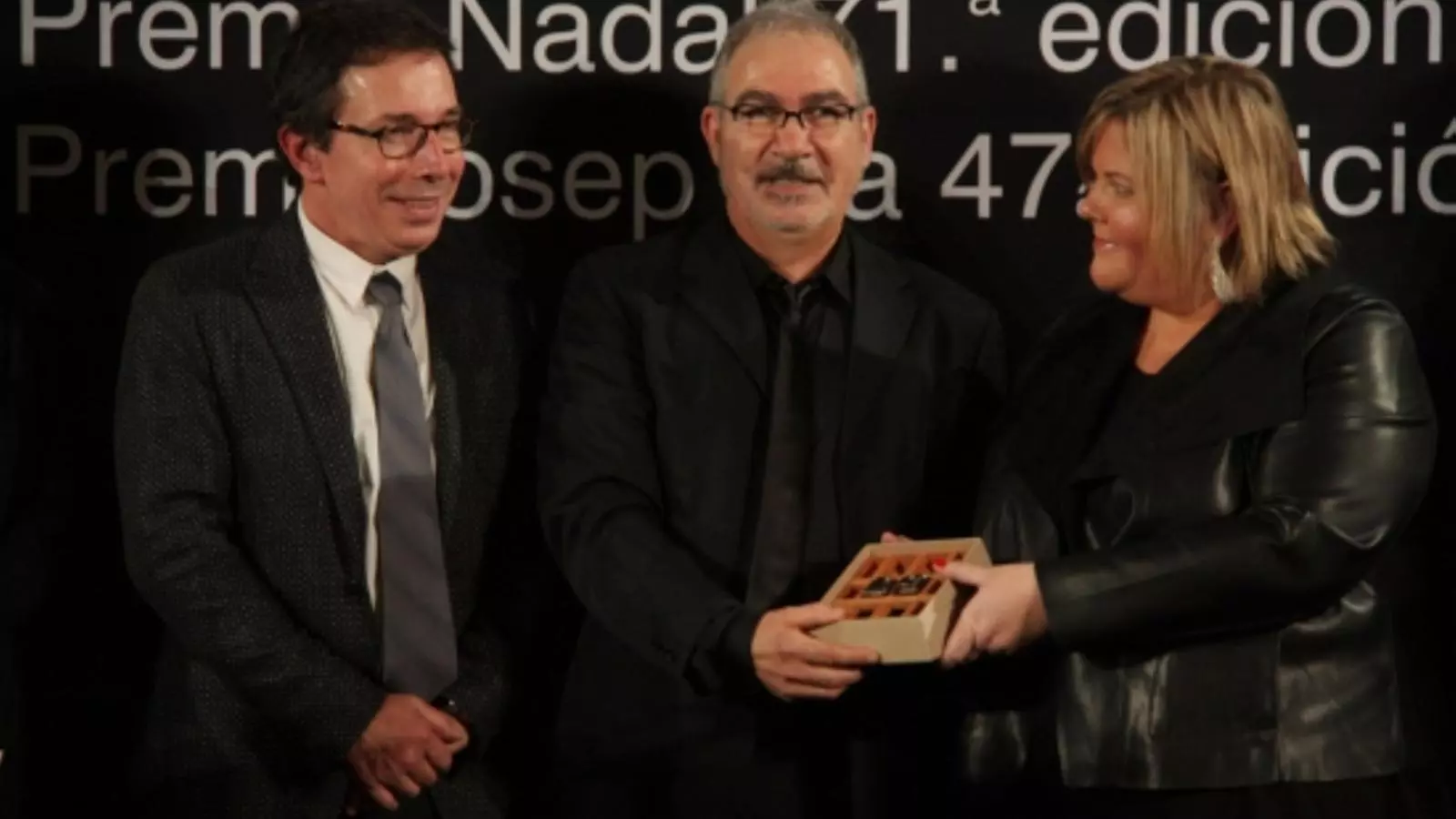Andreu Carranza recollint el premi Josep Pla, entre Ester Pujol i Àlex Susanna /ACN