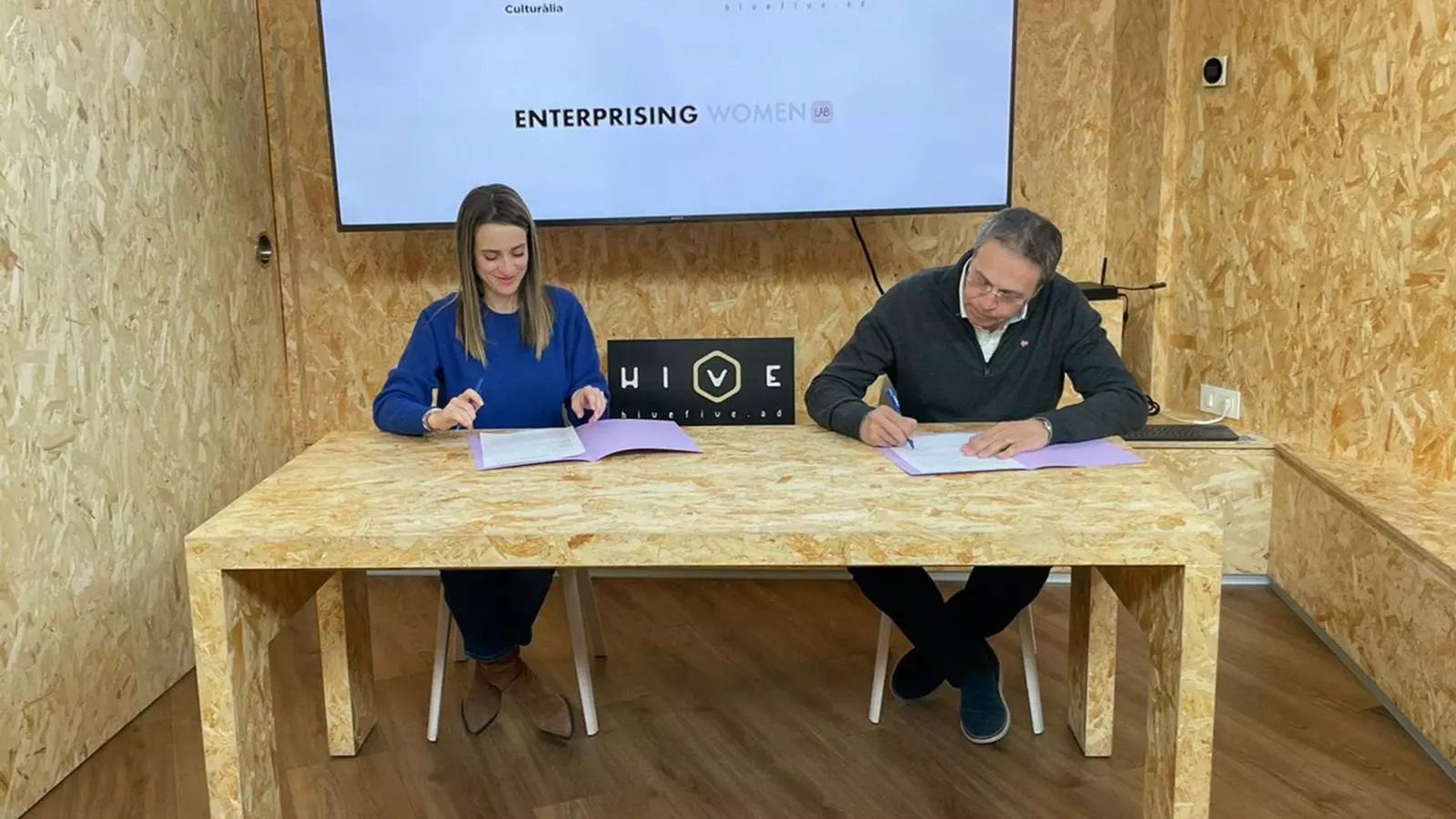 La directora de Culturàlia i impulsora de l’Enterprising Woment Lab, Lara de Miguel, i el director general de l’Univers Bomosa, Manel Garcia, signen l'acord.