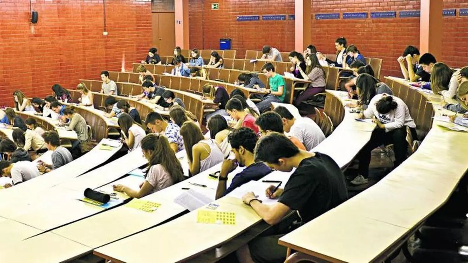 Un grup d'estudiants resolent l'examen
