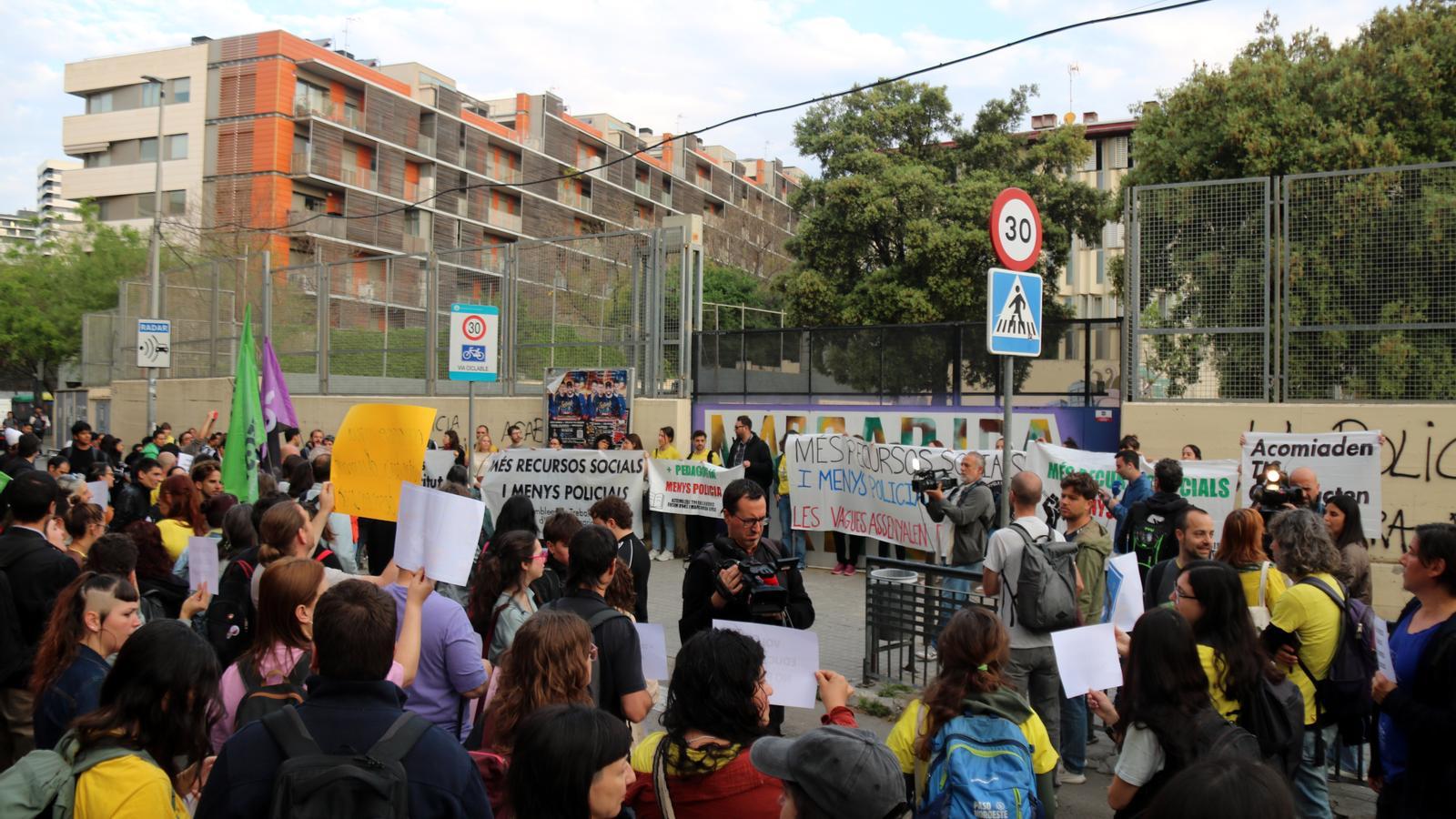 Dozens of teachers and students demonstrate in L'Hospitalet de Llobregat against the measure that will be tested in 13 centers