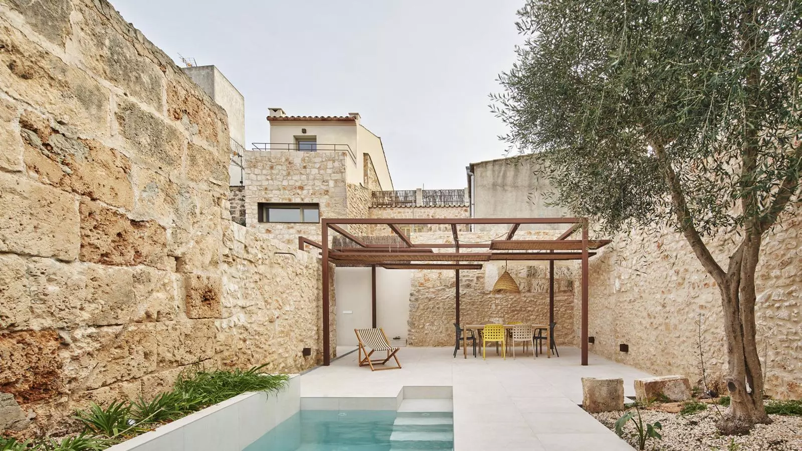 CAN LLANERAS Valentí Albareda, arquitectura y diseño de interiores
Santanyí Viure ancho en una casa estrechada