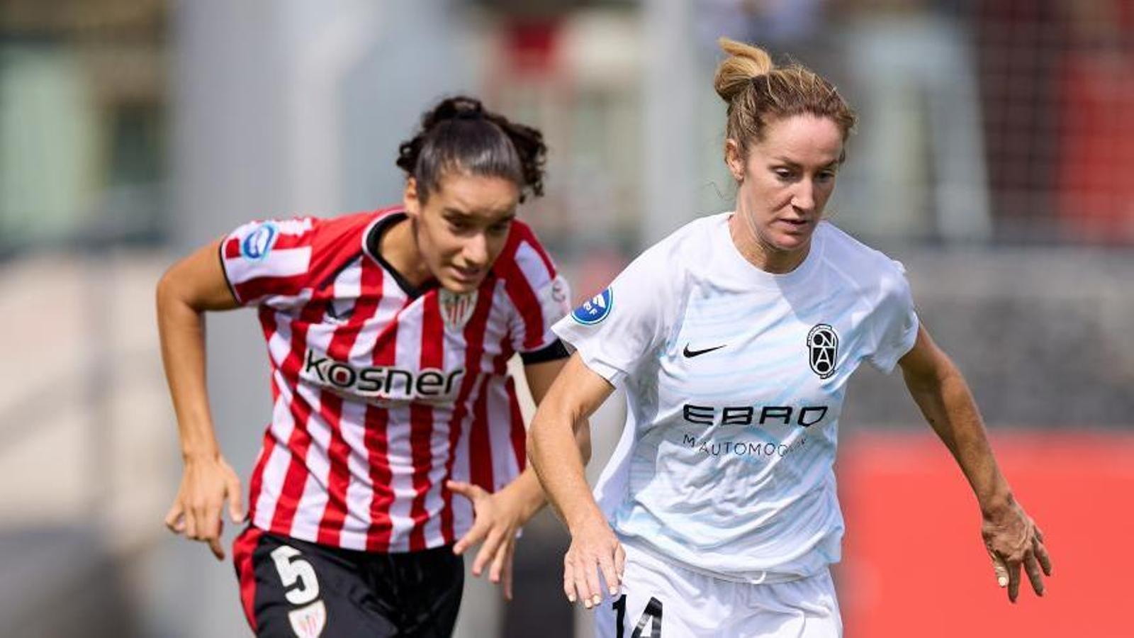Lauria Requena (Badalona) and Maite Valero (Athletic Club) fight for a ball in Lezama