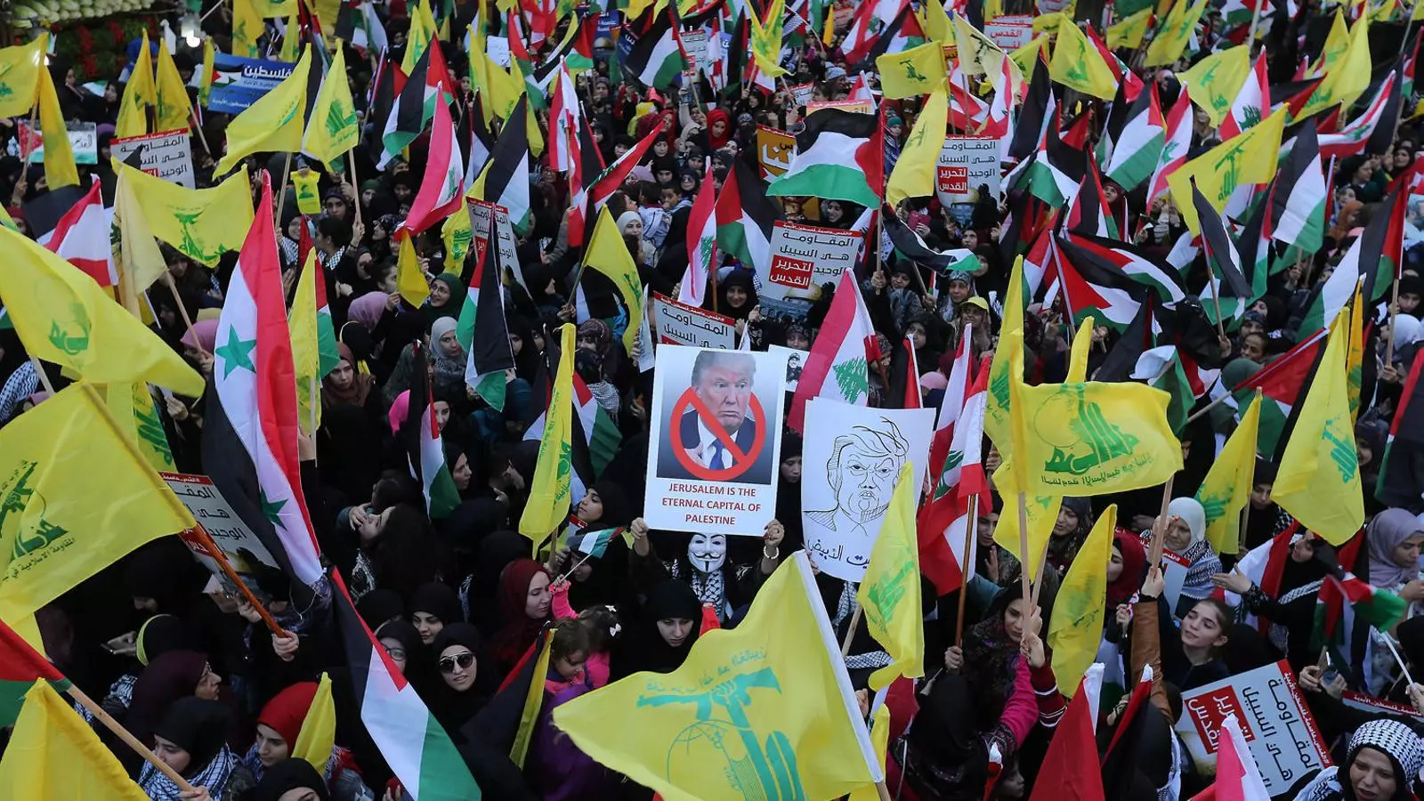 Desenes de milers de persones van sortir ahir als carrers del sud de Beirut, en el feu de Hezbol·lah, en suport als palestins.