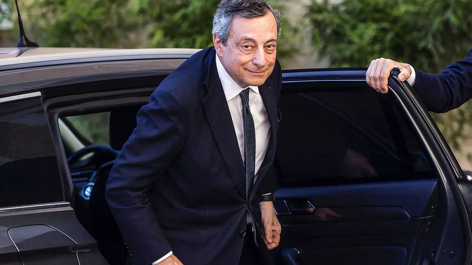 L’encara primer ministre italià, Mario Draghi, assistint ahir al funeral del periodista Eugenio Scalfari, que va fundar el diari La Reppublica.