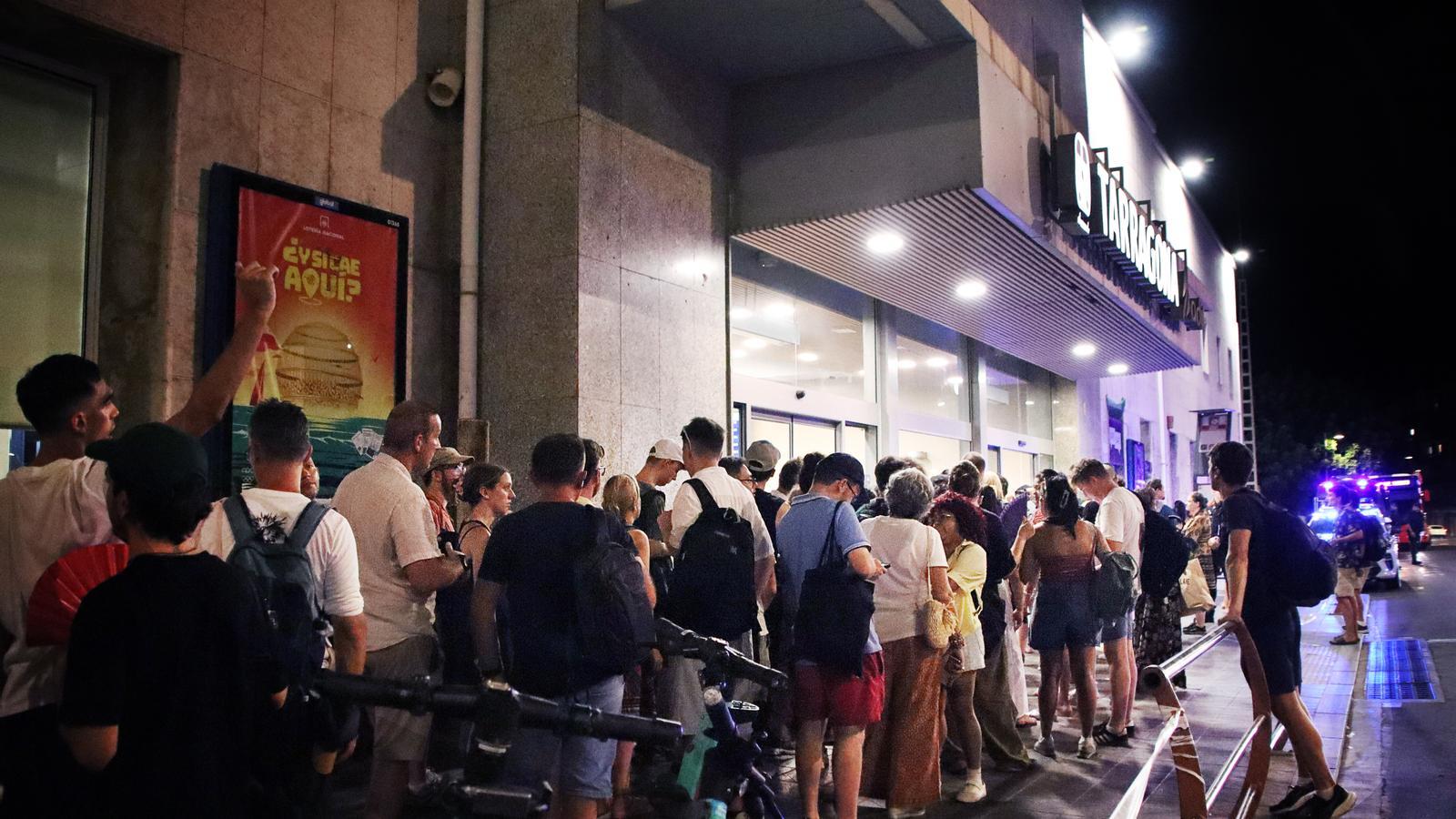 Gente haciendo cola para entrar a la estación de tren de Tarragona la noche del eclipse