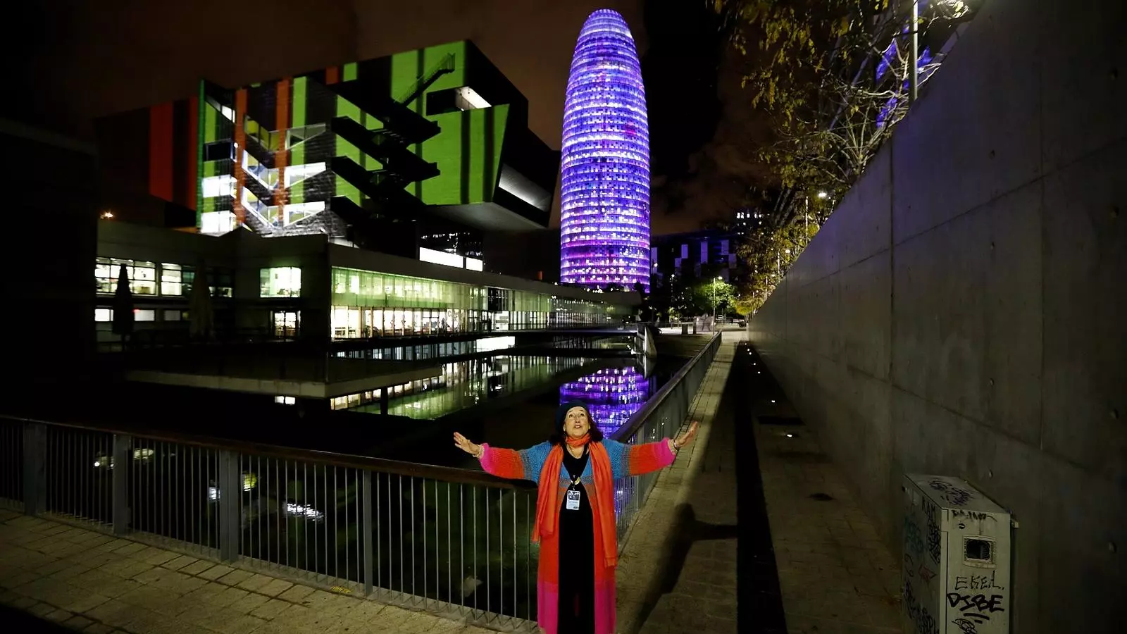 Eugènia Balcells davant la seva instal·lació al Disseny Hub de Barcelona.