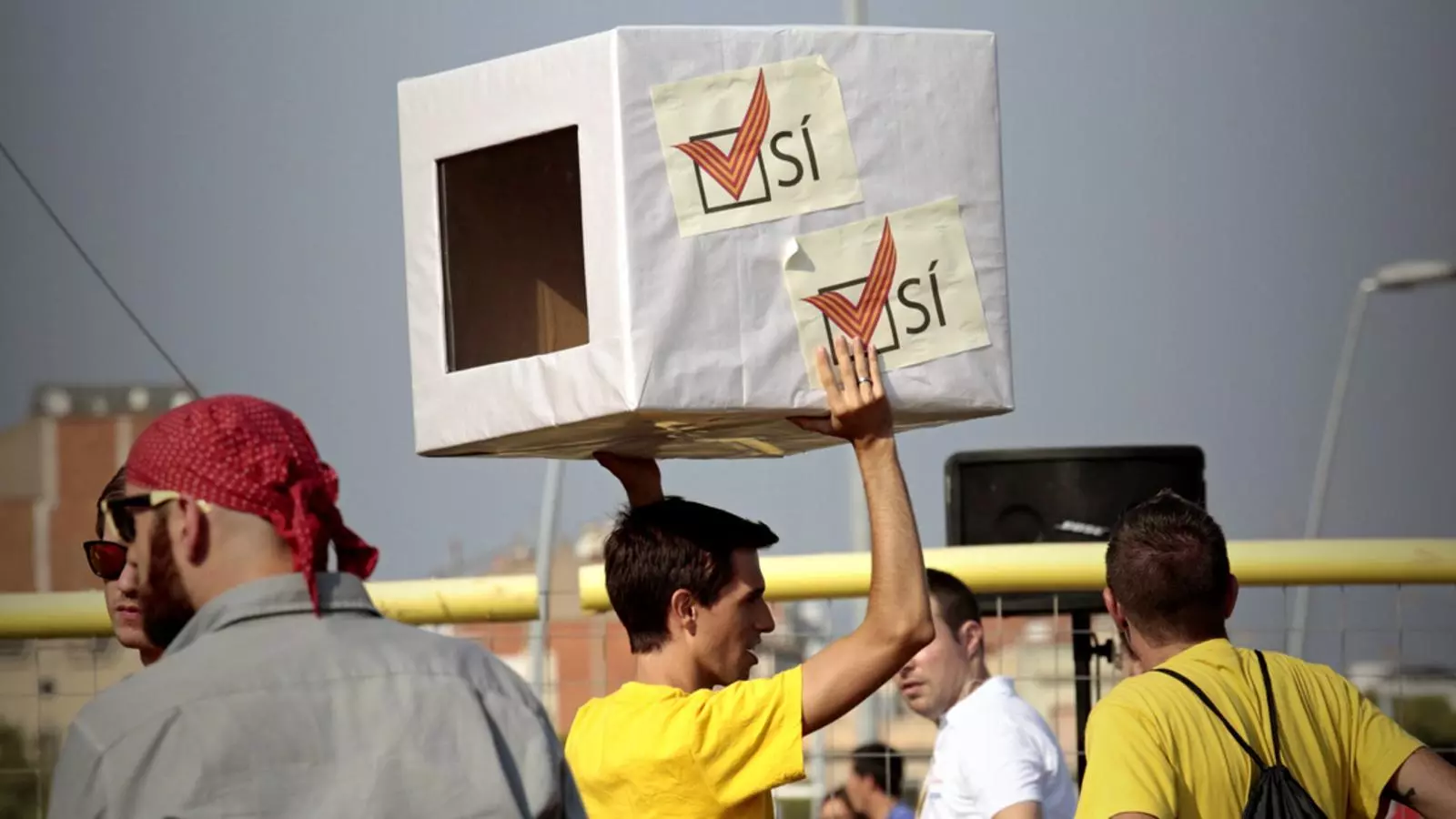 Un jove amb una urna de cartró durant la V de la Diada / PERE VIRGILI