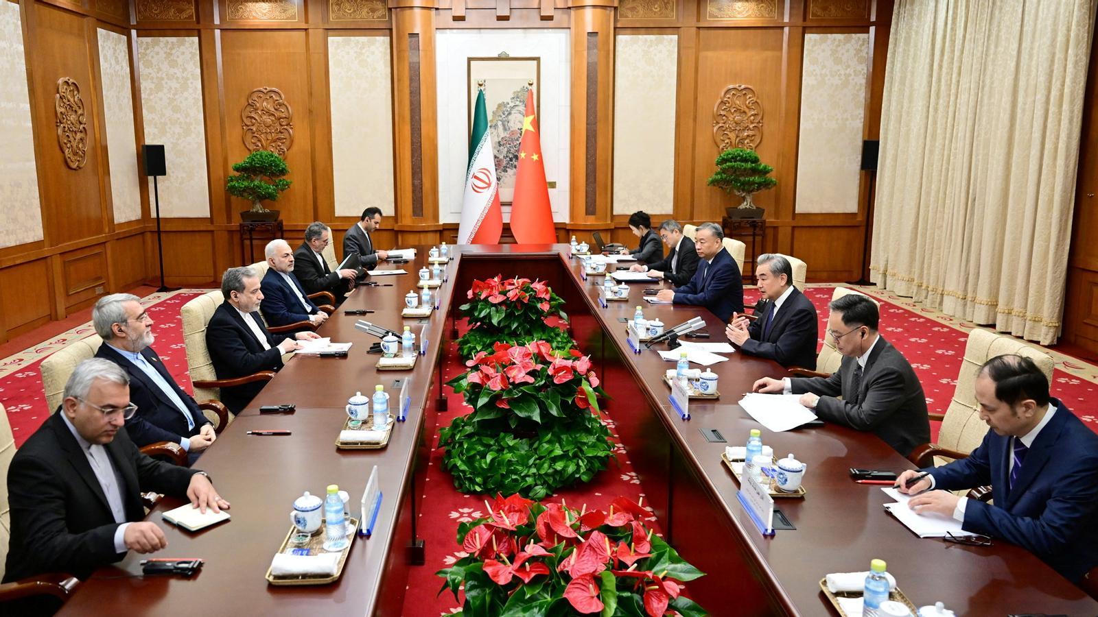 The Iranian government, headed by the Minister of Foreign Affairs, during the meeting with Beijing this Wednesday in China.