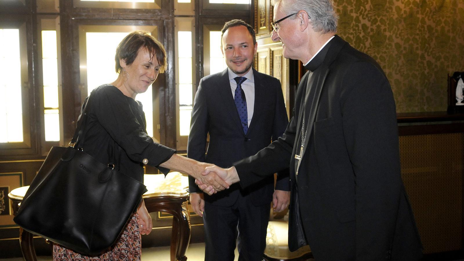 El cap de govern, Xavier Espot, i la Síndica General, Roser Suñé, en la visita a Joan-Enric Vives. / SFGA