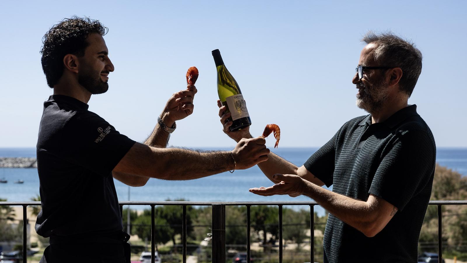 El Vachi y el Josep del restaurante Blau de Mar, con unas gambas de Arenys y un vino DO Alella.