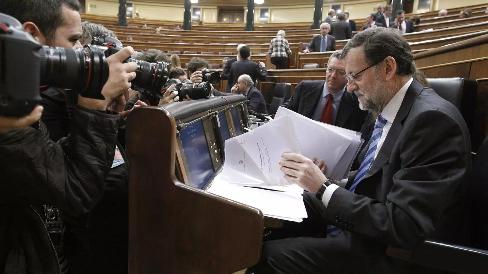 REPASSANT PAPERS Mariano Rajoy va debatre ahir amb els grups minoritaris en la segona i última jornada del debat de política general al Congrés.