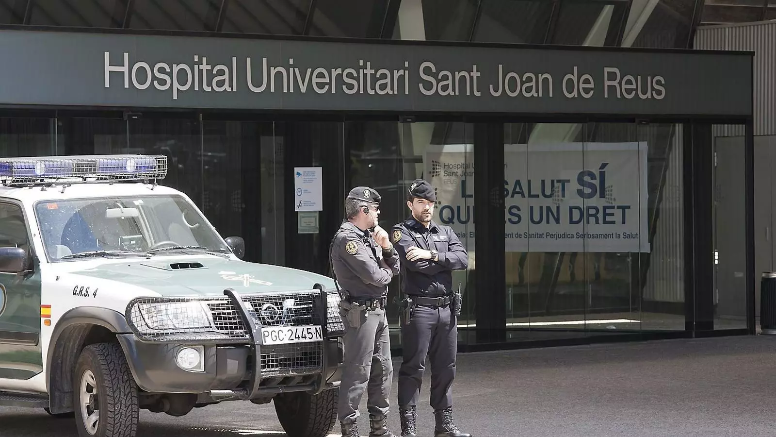 La Guàrdia Civil davant l’Hospital Sant Joan de Reus en un escorcoll arran del cas Innova.