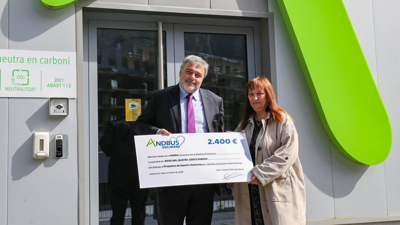 L'entrega del xec per part d'Andbus a l'AAMA.